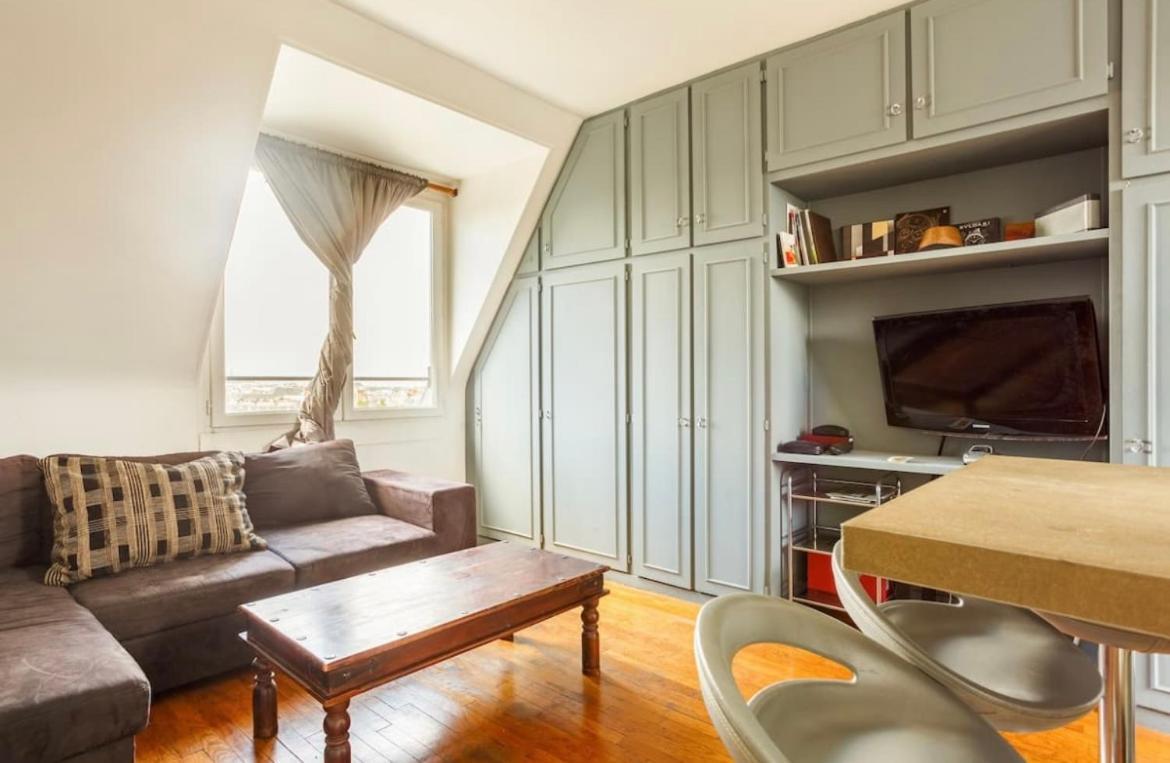 Beautiful Apartment With A View Of Eiffel Tower In Center Paříž Exteriér fotografie