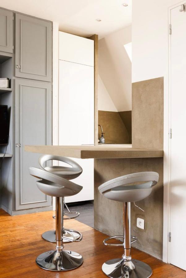 Beautiful Apartment With A View Of Eiffel Tower In Center Paříž Exteriér fotografie