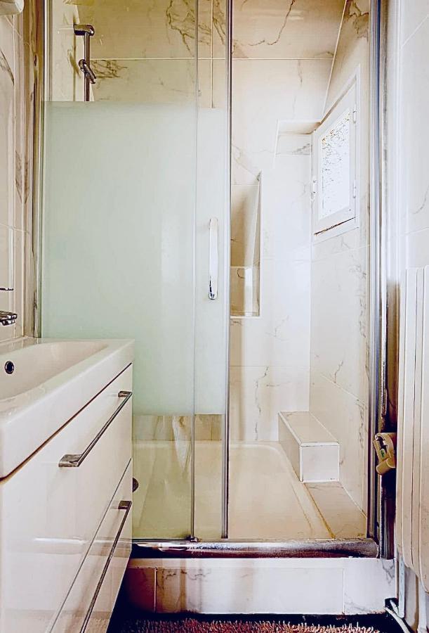 Beautiful Apartment With A View Of Eiffel Tower In Center Paříž Exteriér fotografie